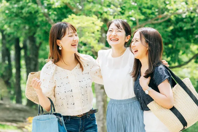 3泊4日の慰安旅行を楽しむ女性3人