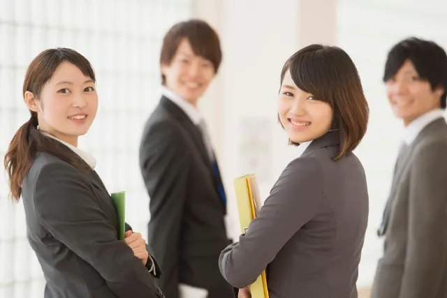 慰安旅行を企画する社員