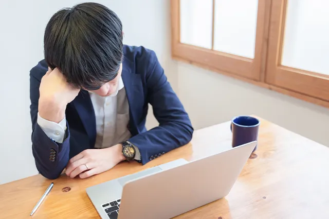 悩む社会人